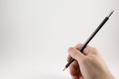 beyaz zemin üzerinde elinde kalem