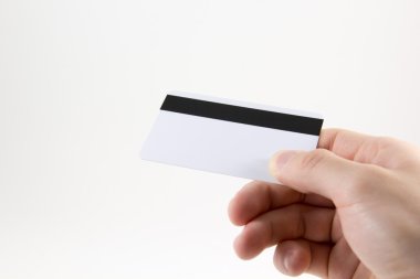 El beyaz bir arka plan üzerinde plastik kart ile