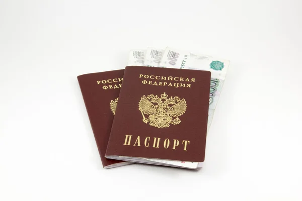 Beyaz bir arka plan üzerinde para ile Rus pasaportu
