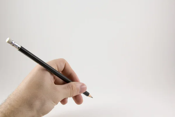 Hand med en penna på en vit bakgrund — Stockfoto