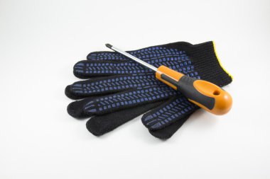 Beyaz bir arka plan tornavida ve iş eldivenleri