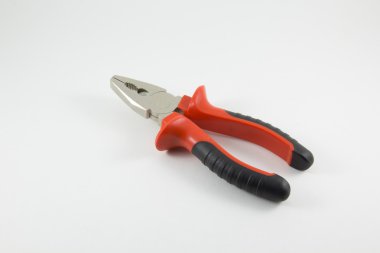 Beyaz arkaplanda pense