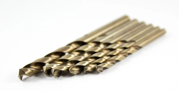 Matkaplar, beyaz bir arka plan üzerinde metal için