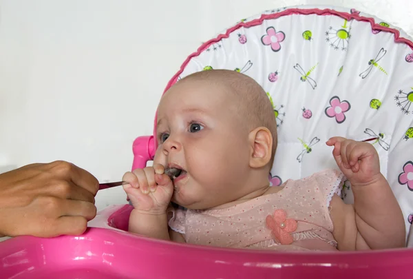 Divertido bebé alimentándose con una cuchara —  Fotos de Stock