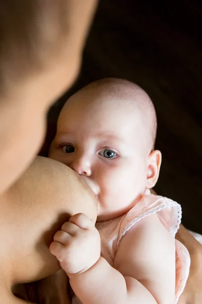 Matka kojení novorozence — Stock fotografie