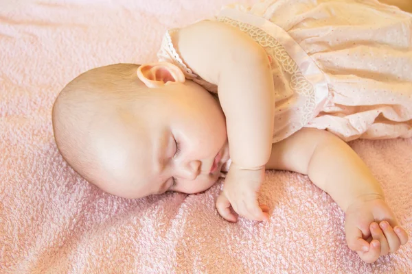 Schattige babymeisje slapen — Stockfoto