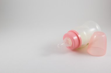 Beyaz arka planda süt şişesi