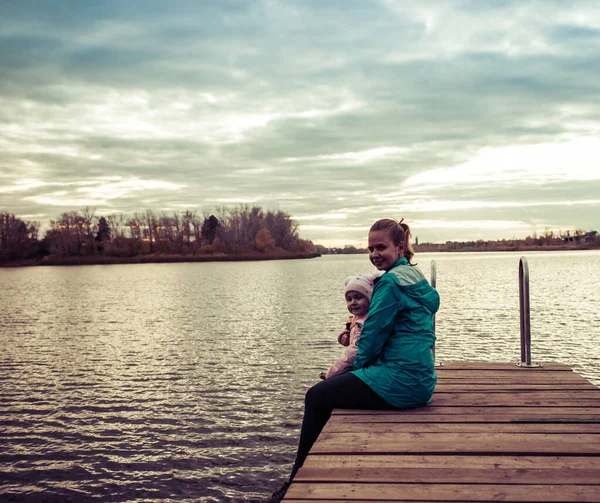 Mamá Hija Están Sentadas Muelle Atardecer —  Fotos de Stock