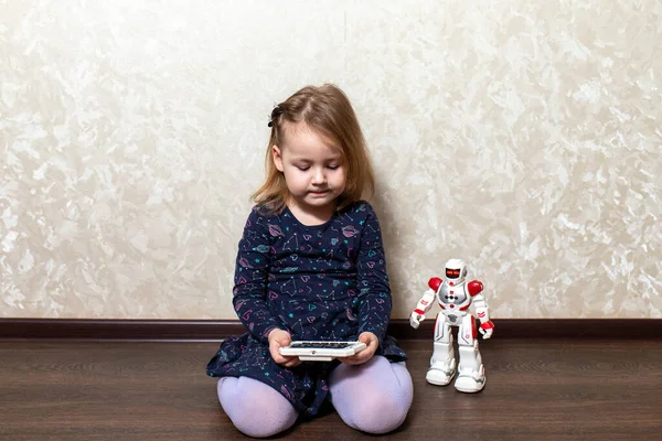 Niño Controla Robot Desde Mando Distancia —  Fotos de Stock