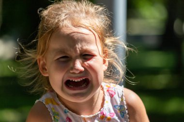 Çocuk ağlıyor ve gülüyor, çocuk histerik.