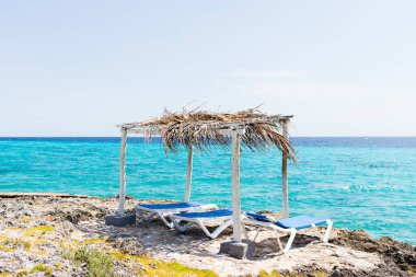 Güneş panelleri ve güneş örtüsü denizin arka planına karşı.