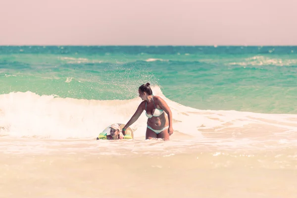 Mom Daughter Swim Together Waves Mom Teaches Daughter Swim — Stock Photo, Image