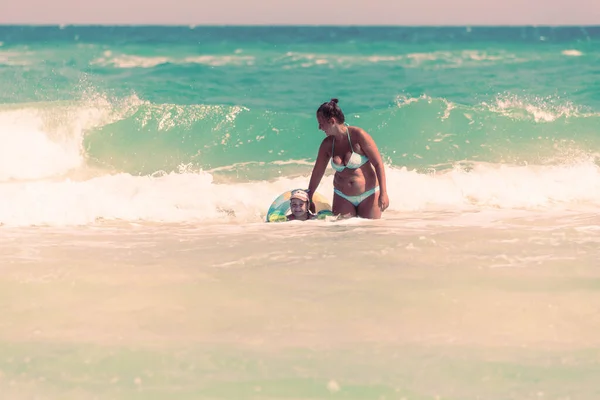 母と娘は波の上で一緒に泳ぐ 母は泳ぐことを娘に教える — ストック写真