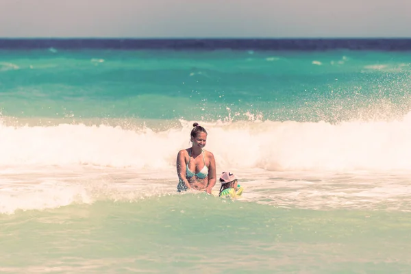 Mutter Und Tochter Schwimmen Gemeinsam Auf Den Wellen Mutter Lehrt — Stockfoto