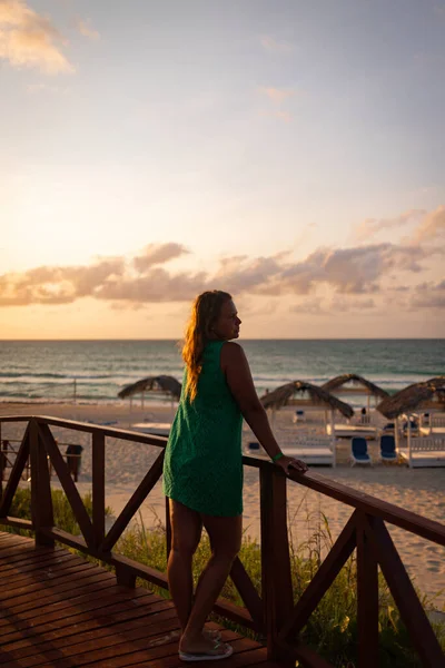 Das Mädchen Blickt Auf Das Meer Bei Sonnenuntergang — Stockfoto