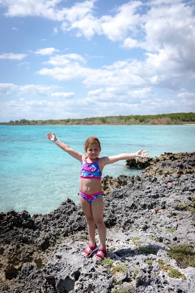 Niño Posando Sobre Fondo Del Mar Las Piedras —  Fotos de Stock