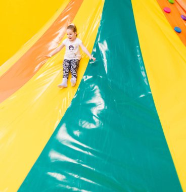 Çocuk eğlence merkezinde eğleniyor. Oyun merkezi