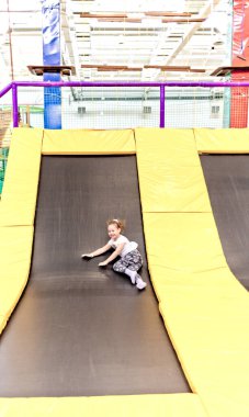 Çocuk eğlence merkezinde eğleniyor. Oyun merkezi