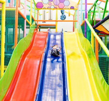 Çocuk eğlence merkezinde eğleniyor. Oyun merkezi