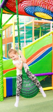 Çocuk eğlence merkezinde eğleniyor. Oyun merkezi