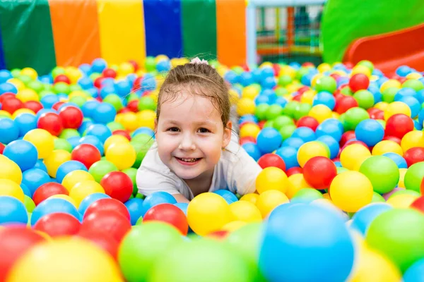 Niño Juega Divertido Centro Entretenimiento Centro Juegos — Foto de Stock