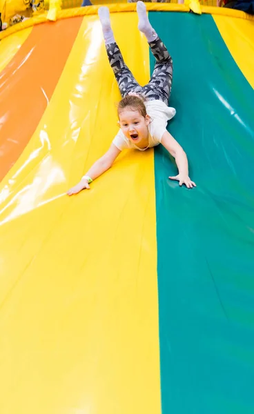 Niño Juega Divertido Centro Entretenimiento Centro Juegos —  Fotos de Stock