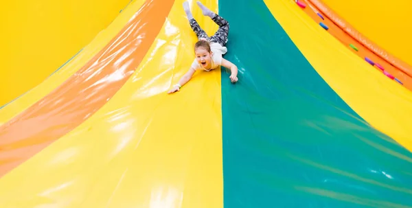 Niño Juega Divertido Centro Entretenimiento Centro Juegos —  Fotos de Stock