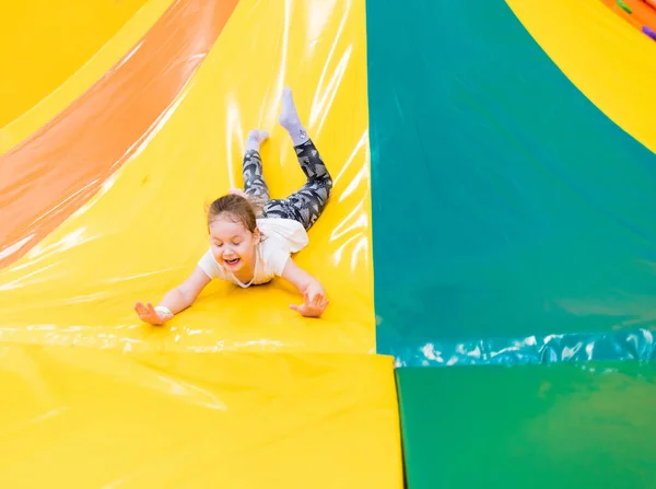 Niño Juega Divertido Centro Entretenimiento Centro Juegos —  Fotos de Stock