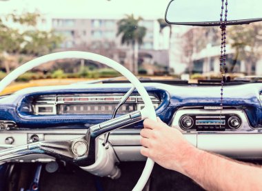 Üstü açık, eski bir arabanın ön paneli. Direksiyona geç.