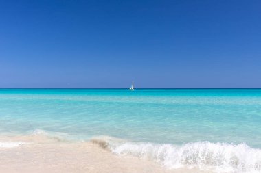 Ufukta yelkenli, turkuaz deniz, güzel manzara.
