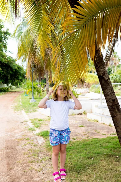 Niño Sombrero Posando Sobre Fondo Palmeras —  Fotos de Stock