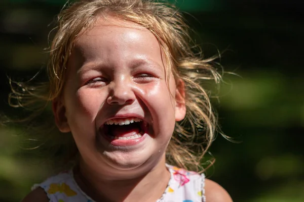 Çocuk ağlıyor ve gülüyor, çocuk histerik.
