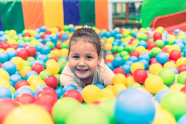 Niño Juega Divertido Centro Entretenimiento Centro Juegos —  Fotos de Stock