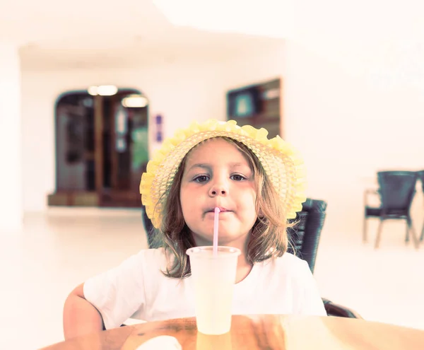 Criança Bebe Limonada Por Uma Palha — Fotografia de Stock