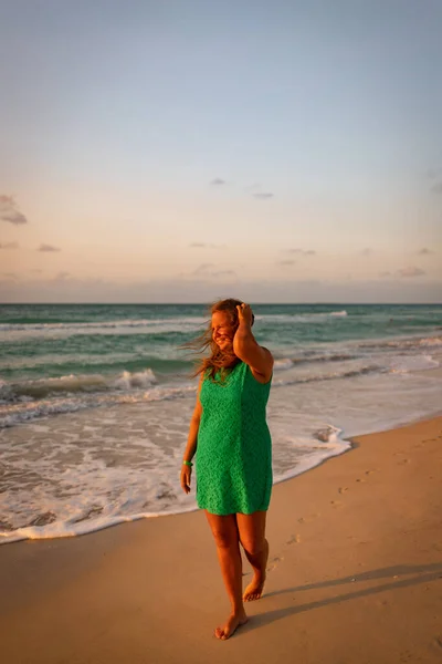 Mädchen Spaziert Kleid Strand Entlang — Stockfoto