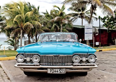 Varadero, Küba - 20 Mayıs 2021: Oldsmobile Super 88 1959, Küba. Üstü açık araba sürüyorum.