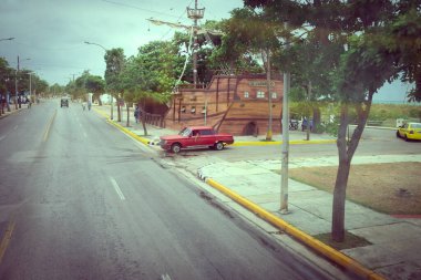 Varadero, Küba - 20 Mayıs 2021: Varadero sokakları. Egzotik eski arabalar