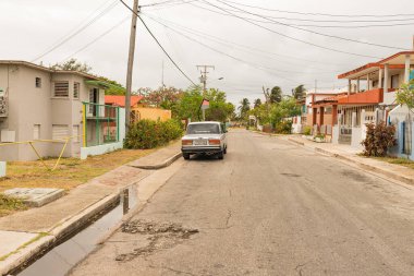 Varadero, Küba - 20 Mayıs 2021: Varadero sokakları. Egzotik eski arabalar