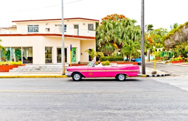 Varadero, Küba - 20 Mayıs 2021: Varadero sokakları. Egzotik eski arabalar