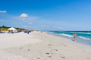Varadero, Küba - 20 Mayıs 2021 Varadero plajı. Turistler yüzer ve güneşlenir. Turkuaz suyu temizle