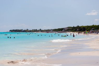 Varadero, Küba - 20 Mayıs 2021 Varadero plajı. Turistler yüzer ve güneşlenir. Turkuaz suyu temizle
