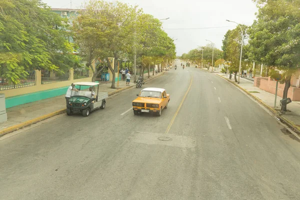 Varadero, Küba - 20 Mayıs 2021: Varadero sokakları. Egzotik eski arabalar