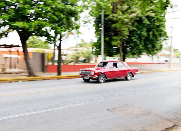 Varadero, Küba - 20 Mayıs 2021: Varadero sokakları. Egzotik eski arabalar
