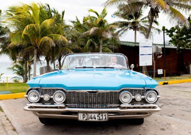 Varadero, Küba - 20 Mayıs 2021: Oldsmobile Super 88 1959, Küba. Üstü açık araba sürüyorum.