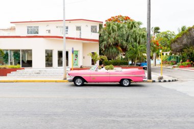 Varadero, Küba - 20 Mayıs 2021: Varadero sokakları. Egzotik eski arabalar