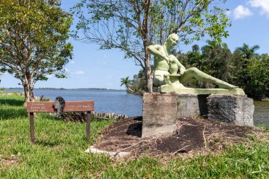 Matanzas ili, Küba - 20 Mayıs 2021 Hint Köyü Guam. Cienaga de Zapata. Küba 'nın yerli heykelleri günlük yaşamı resmediyor.