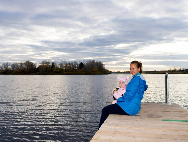 Mam Dochter Zitten Pier Bij Zonsondergang — Stockfoto