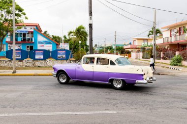 Varadero, Küba - 20 Mayıs 2021: Varadero sokakları. Egzotik eski arabalar