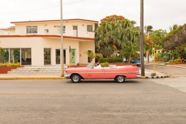 Varadero, Küba - 20 Mayıs 2021: Varadero sokakları. Egzotik eski arabalar