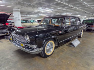 Los Angeles, ABD - 30 Kasım 2025 Petersen Otomotiv Müzesi. 1979 model Hongoi CA770 Limuzin